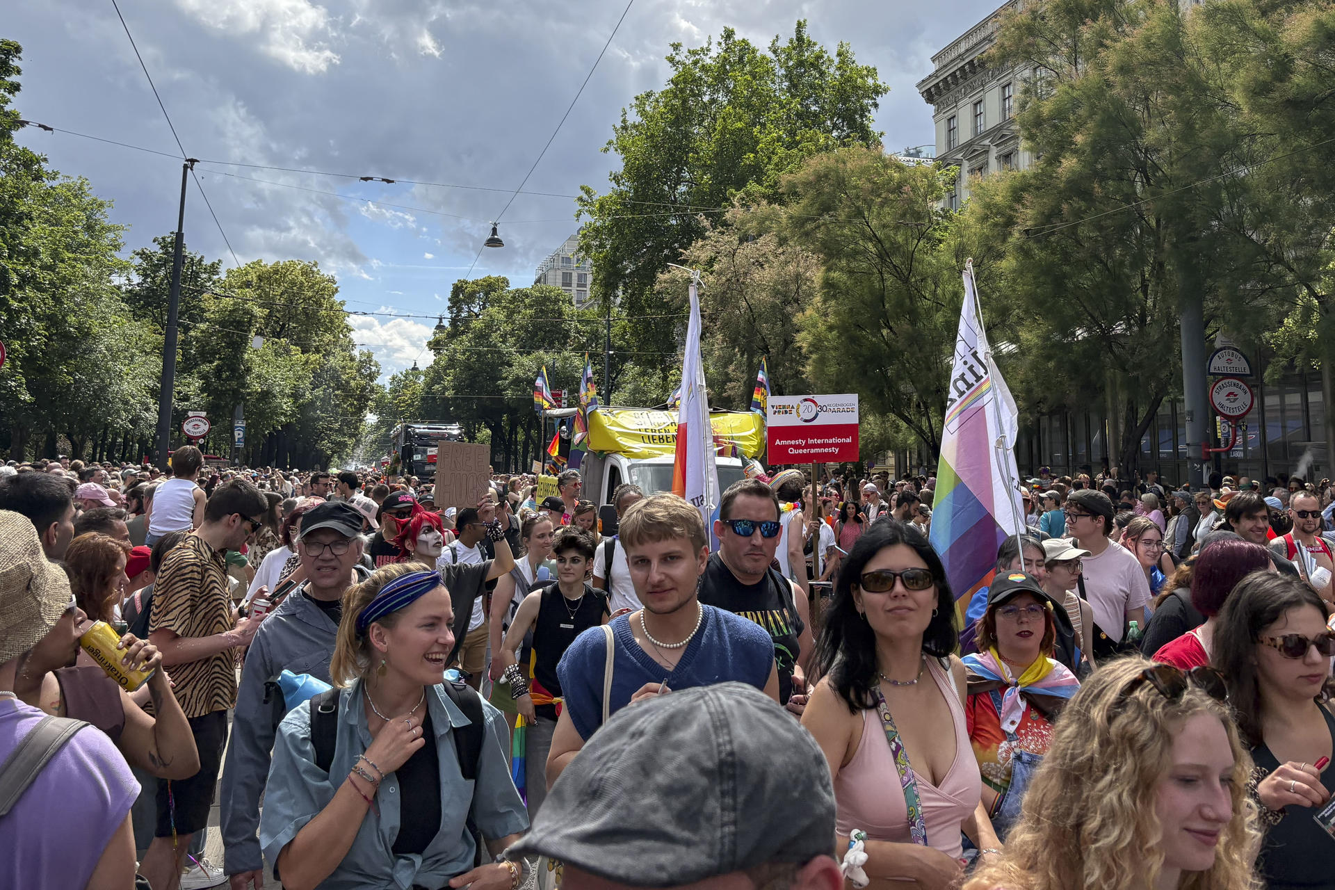 Viena celebra el día del Orgullo Gay con su 30 marcha por los derechos del colectivo LGBTIQ+, este sábado. EFE/Núria Morchón
