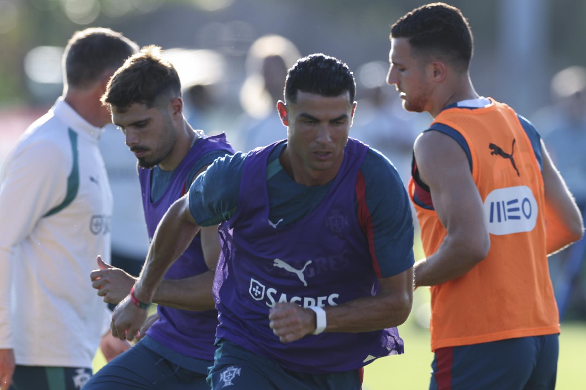 Pedro Neto (i), Cristiano Ronaldo (c) y Diogo Dalot (d) durante la práctica de Portugal en el Mundial de 2026 en Palm Beach. EFE/EPA/MIGUEL A. LOPES
