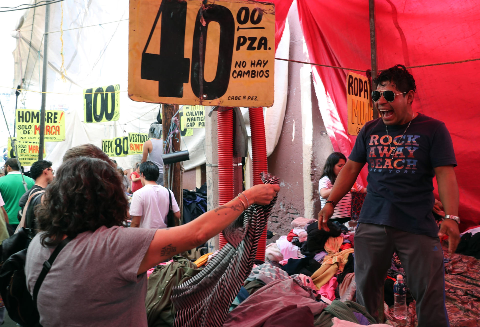 Un comerciante ofrece sus productos en el mercado de La Lagunilla este viernes, en la Ciudad de México (México). EFE/Mario Guzmán

