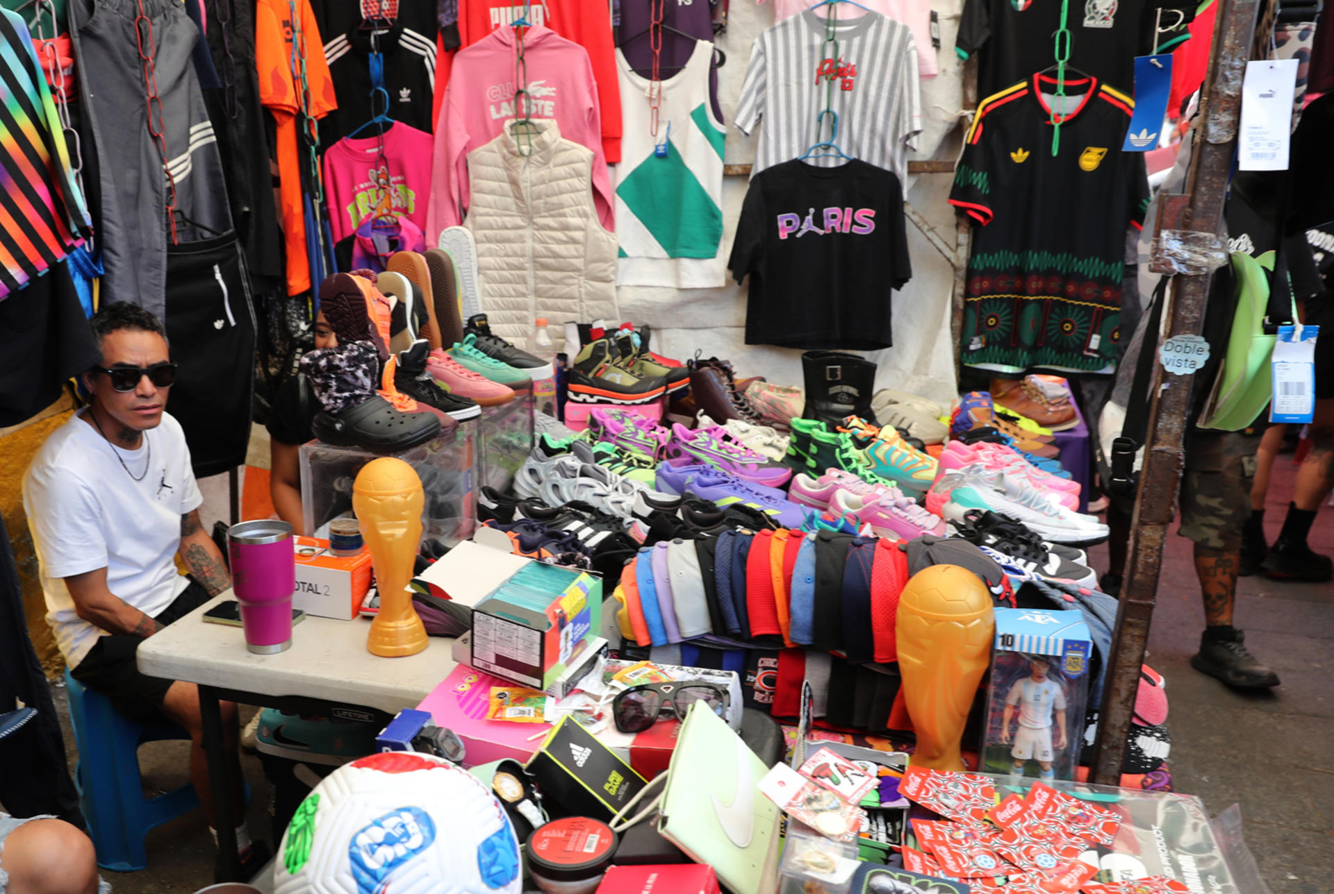 Un comerciante ofrece sus productos en el mercado de La Lagunilla este viernes, en la Ciudad de México (México). EFE/Mario Guzmán
