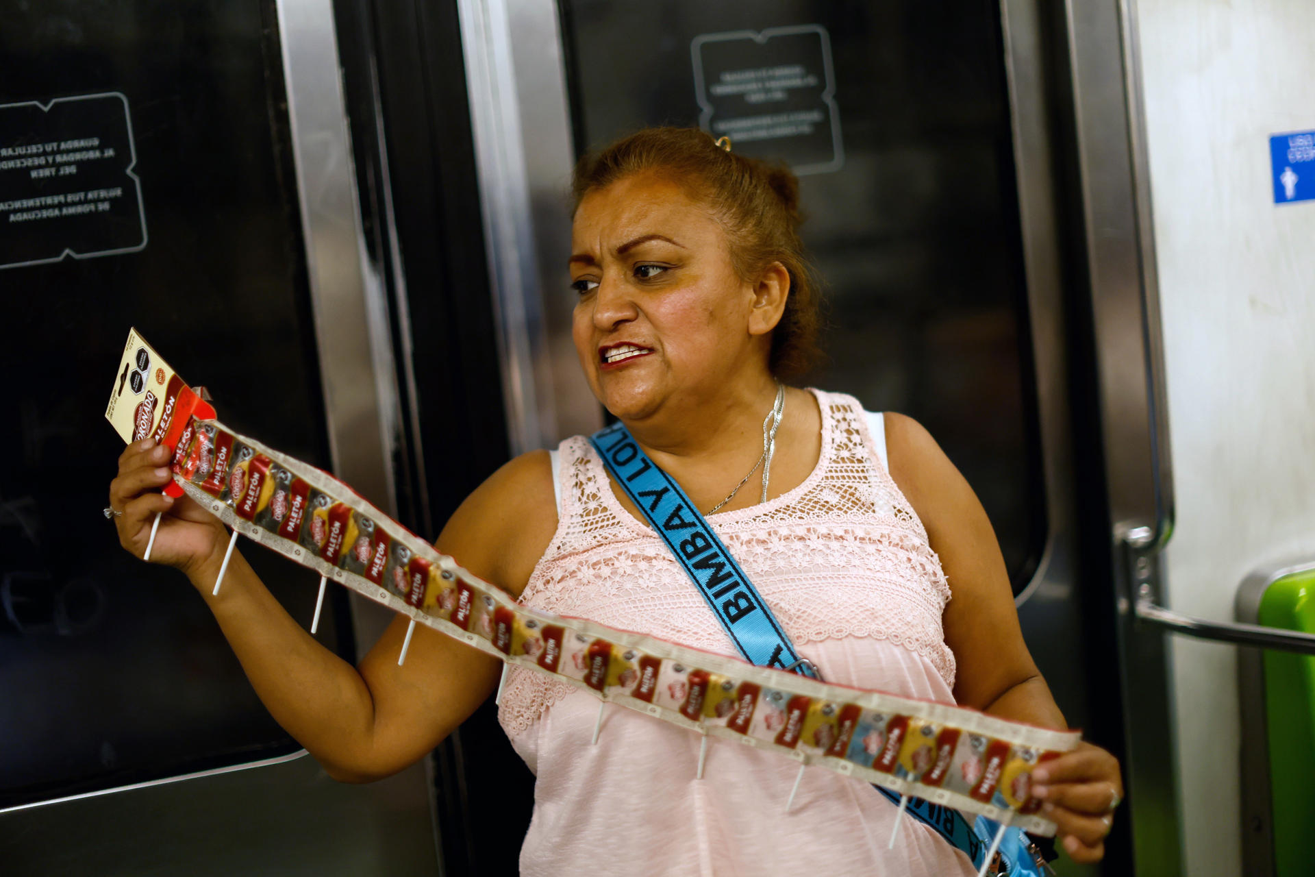 Norma Rivera Barrientos ofrece su mercancía en el Sistema de Transporte Colectivo Metro este viernes, en Ciudad de México (México). EFE/Sáshenka Gutiérrez
