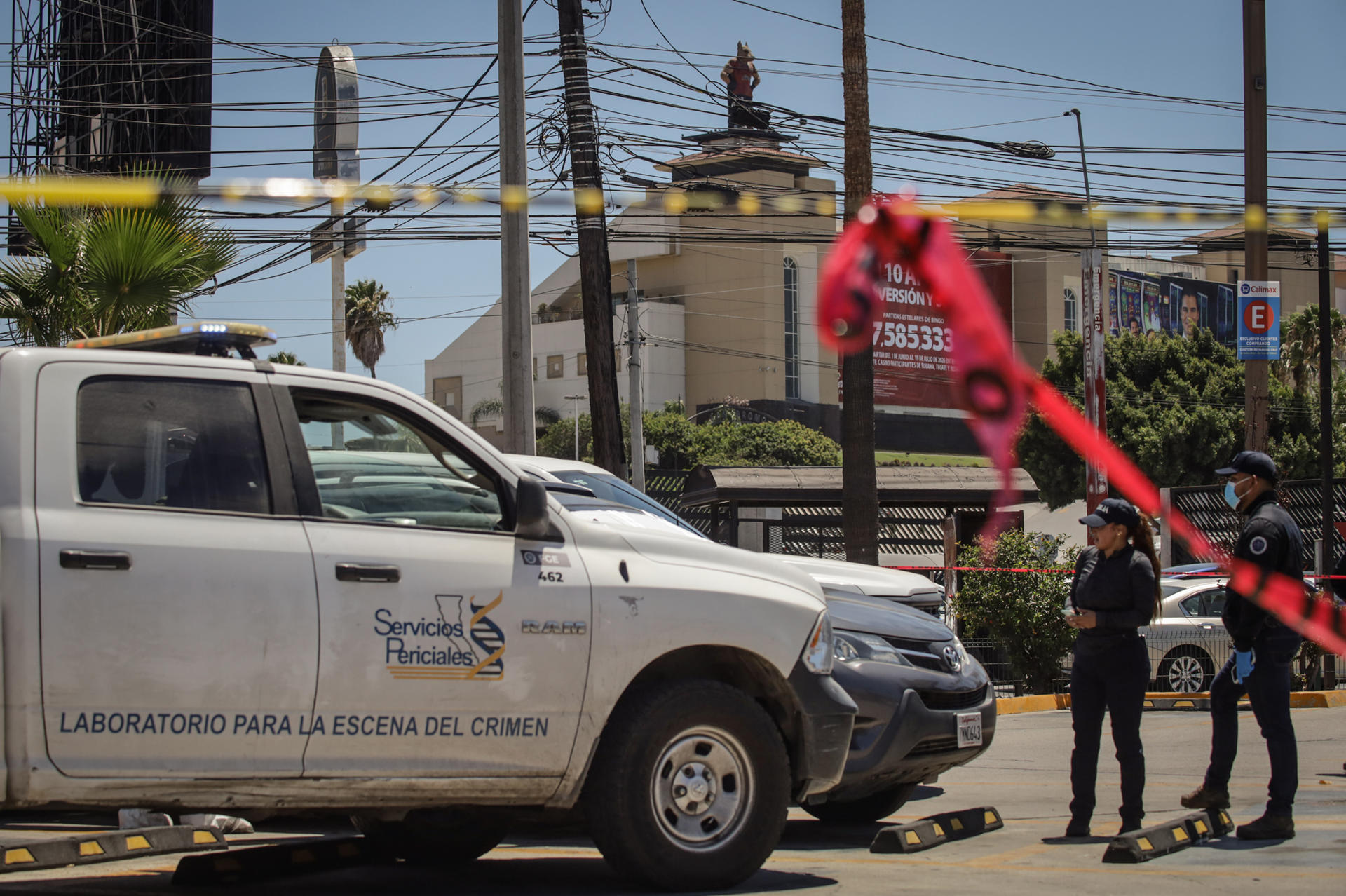 Integrantes de la Policía de México custodian la zona de un crimen este sábado, en Tijuana (México). EFE/Joebeth Terríquez