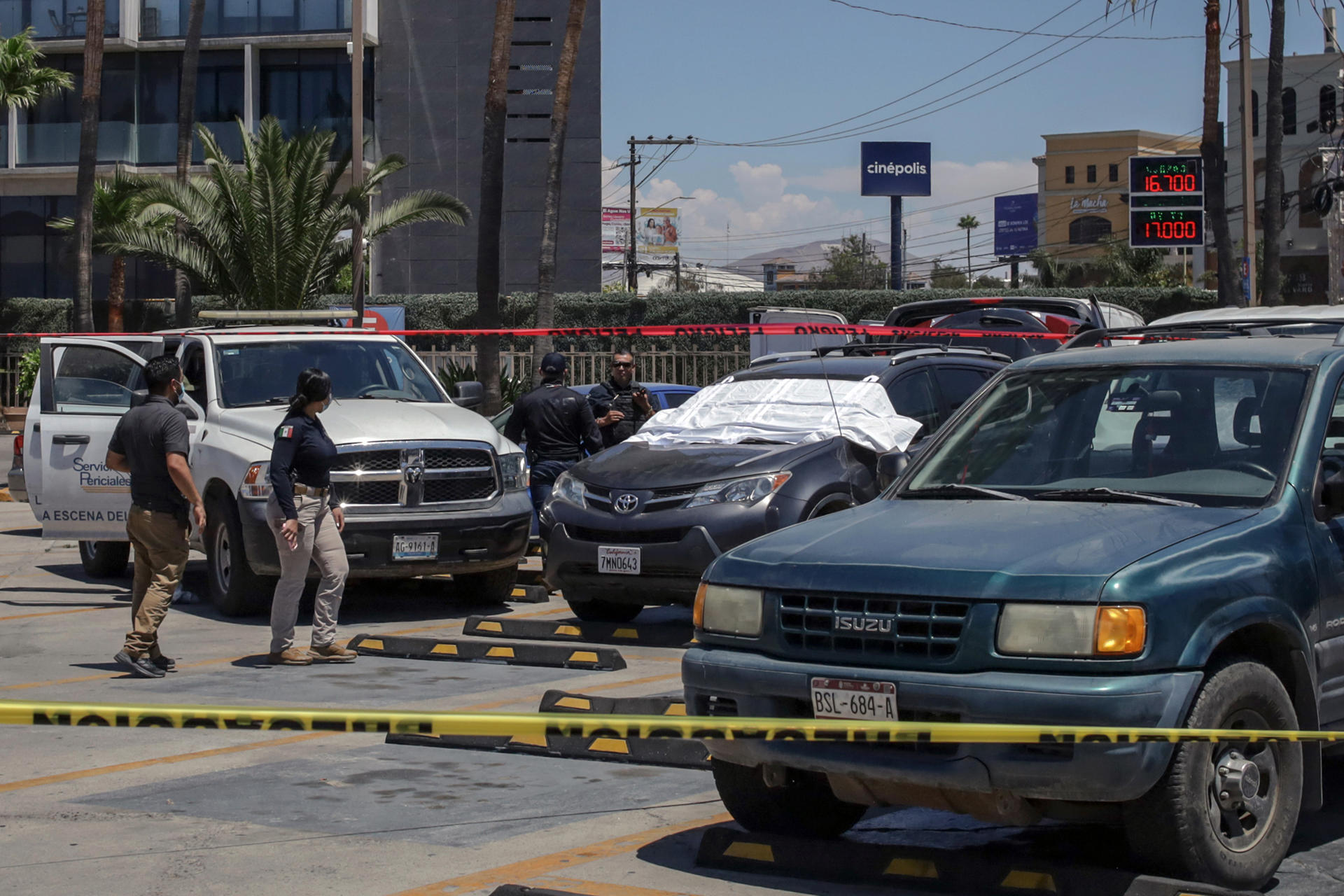 Integrantes de la Policía de México custodian la zona de un crimen este sábado, en Tijuana (México). EFE/Joebeth Terríquez