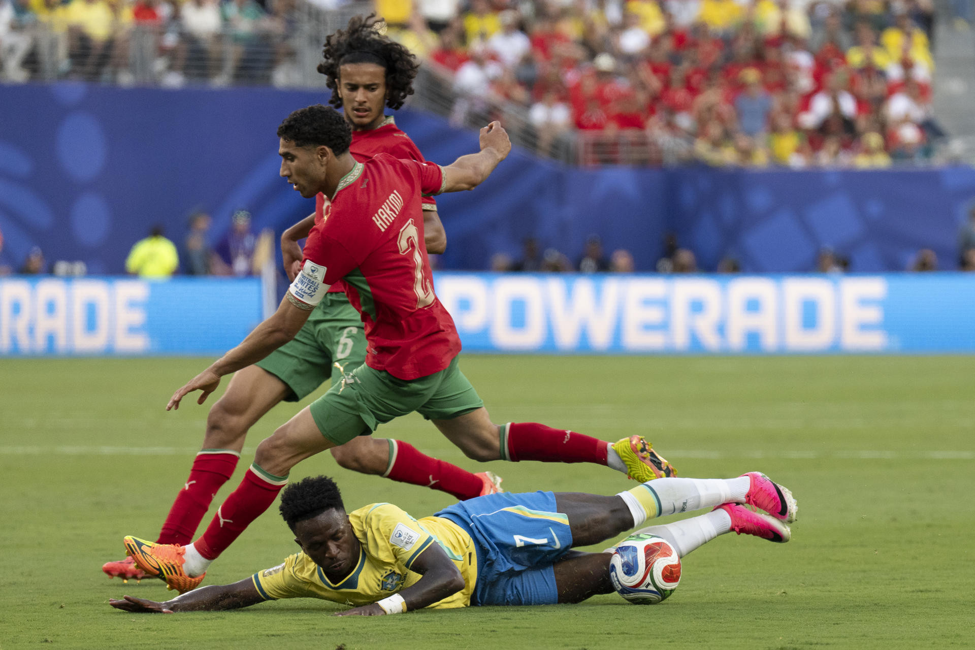 Vinicius Junior (abajo), de Brasil, pierrde la pelota con dos rivales marroquíes este sábado durante un partido del Grupo C del Mundial 2026 en el estadio MetLife en Nueva Jersey. EFE/ Ángel Colmenares
