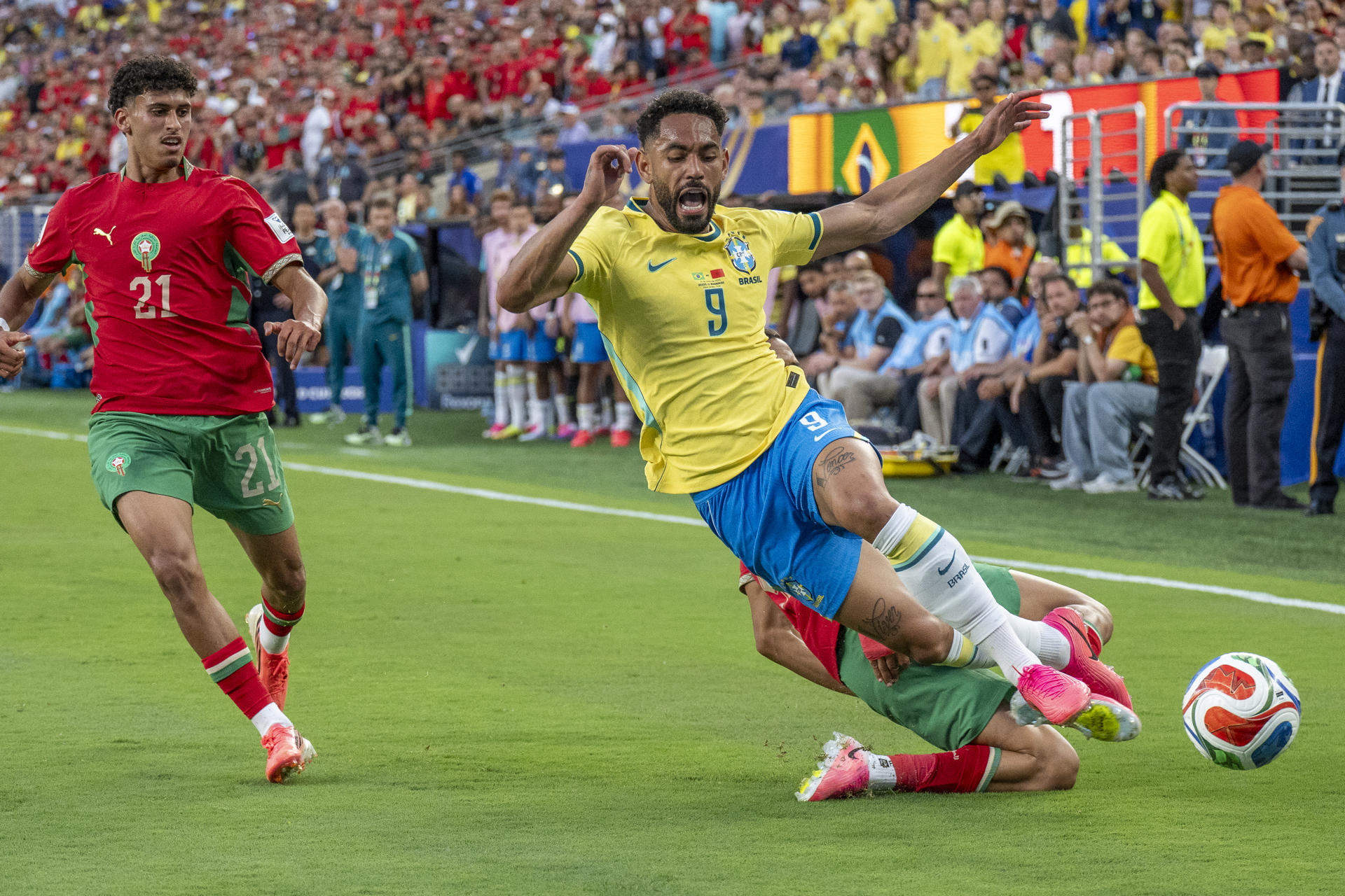 Matheus Cunha (d), de Brasil,, disputa el balón con Noussair Mazraoui (atrás), de Marruecos, este sábado durante un partido del Grupo C del Mundial 2026 en el estadio MetLife. EFE/ Ángel Colmenares