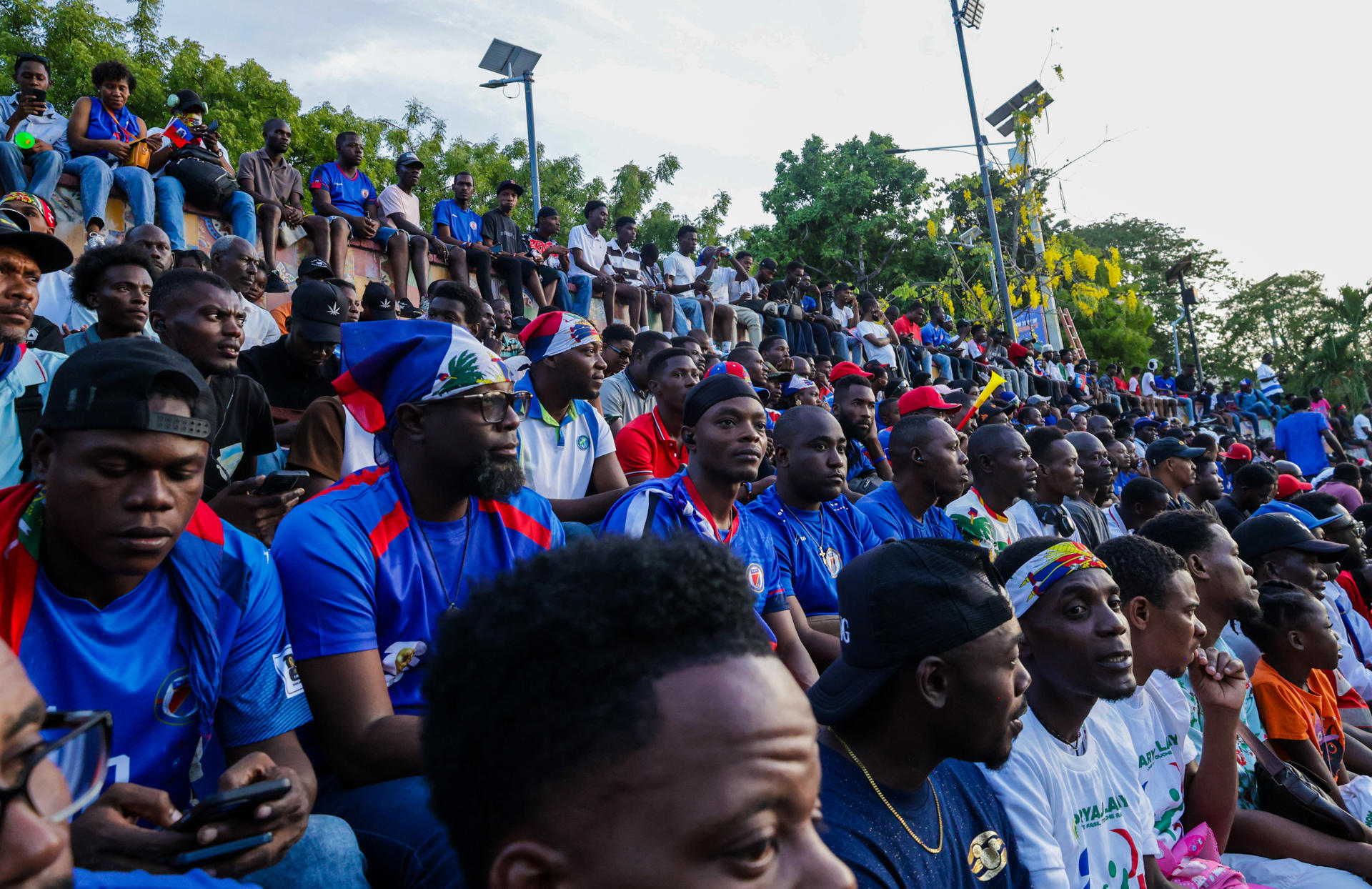 Aficionados de la selección de Haití esperan el inicio del partido contra Escocia este sábado en Puerto Príncipe (Haití). EFE/ Mentor David Lorens
