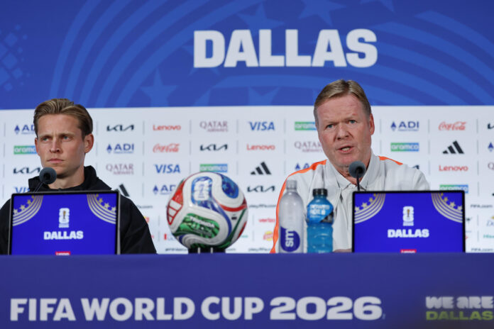 El seleccionador de los Países Bajos, Ronald Koeman (d), junto al jugador Frenkie de Jong, participan en una rueda de prensa en Dallas (EE.UU.). EFE/Sebastián Mariscal
