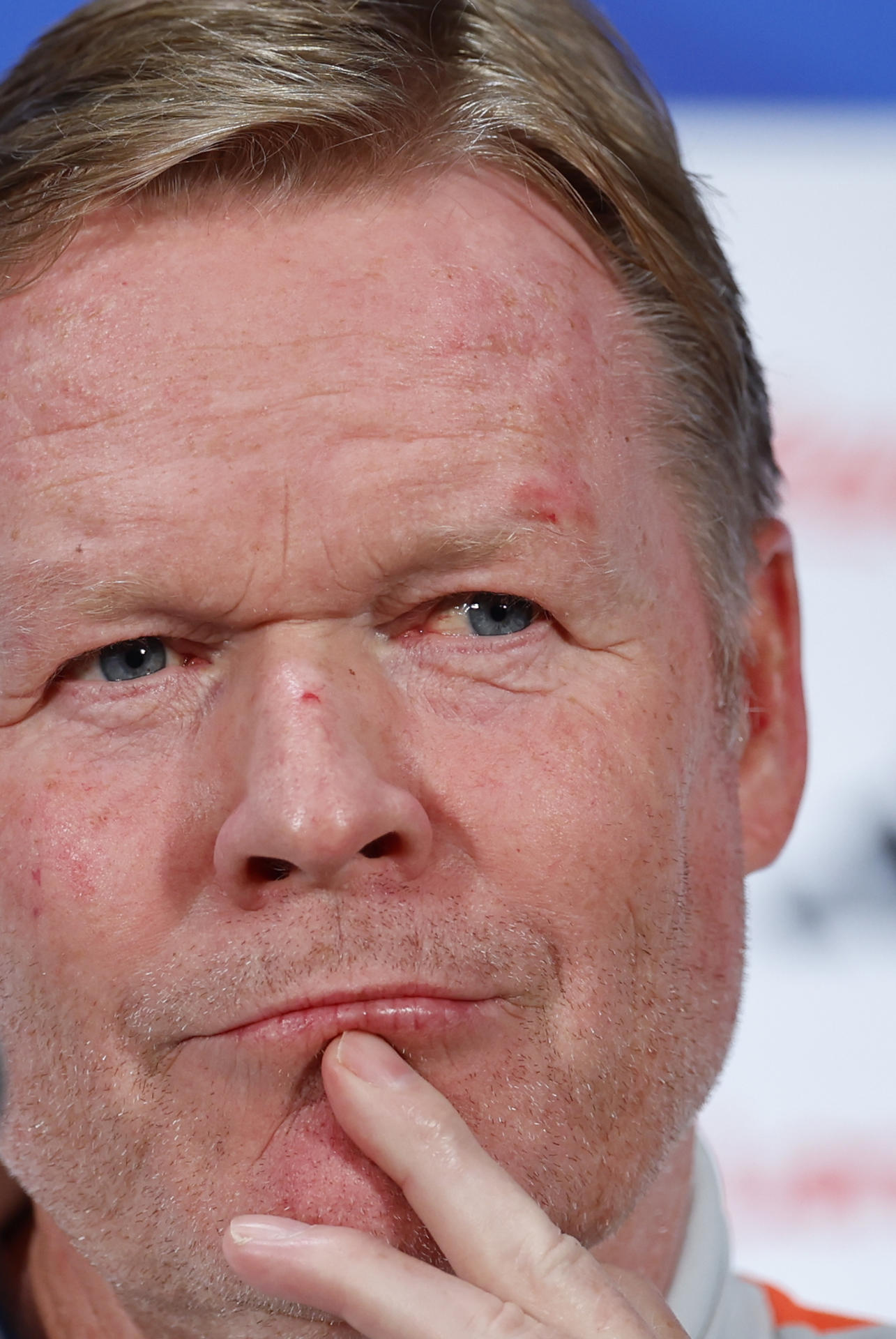El seleccionador de los Países Bajos, Ronald Koeman, habla en una rueda de prensa en Dallas (EE.UU.). EFE/Sebastián Mariscal