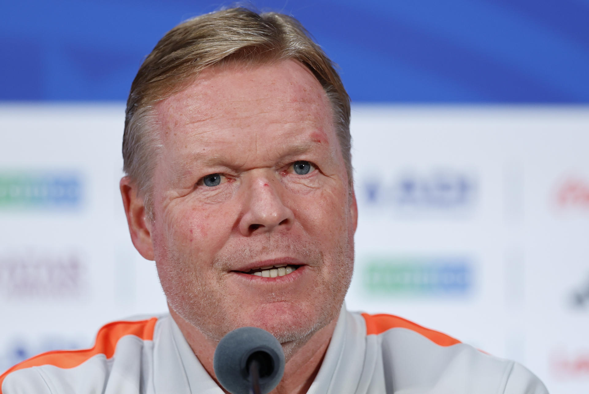 El seleccionador de los Países Bajos, Ronald Koeman, habla en una rueda de prensa en Dallas (EE.UU.). EFE/Sebastián Mariscal