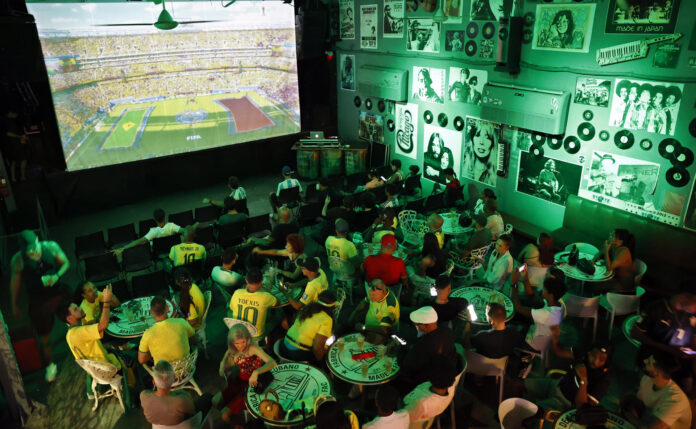 Decenas de personas fueron captadas este 13 de junio al observar el partido del Mundial FIFA 2026 entre Brasil y Marruecos, en el centro cultural Fábrica de Arte Cubano (FAC), en La Habana (Cuba). EFE/Ernesto Mastrascusa
