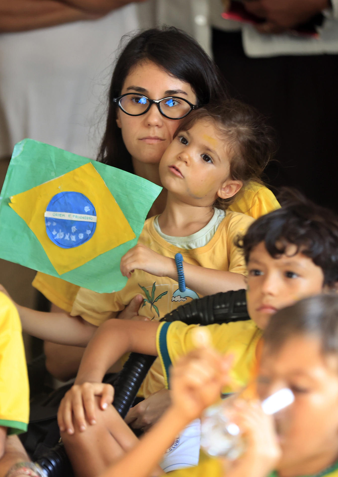 Un grupo de personas fue captado este 13 de junio al observar el partido del Mundial FIFA 2026 entre Brasil y Marruecos, en el centro cultural Fábrica de Arte Cubano (FAC), en La Habana (Cuba). EFE/Ernesto Mastrascusa