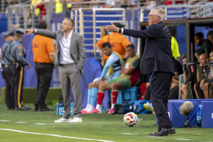 El seleccionador de Brasil, Carlo Ancelotti (d), reacciona este sábado durante un partido del Grupo C del Mundial 2026 ante Marruecos en el estadio MetLife en Nueva Jersey (Estados Unidos). EFE/ Ángel Colmenares
