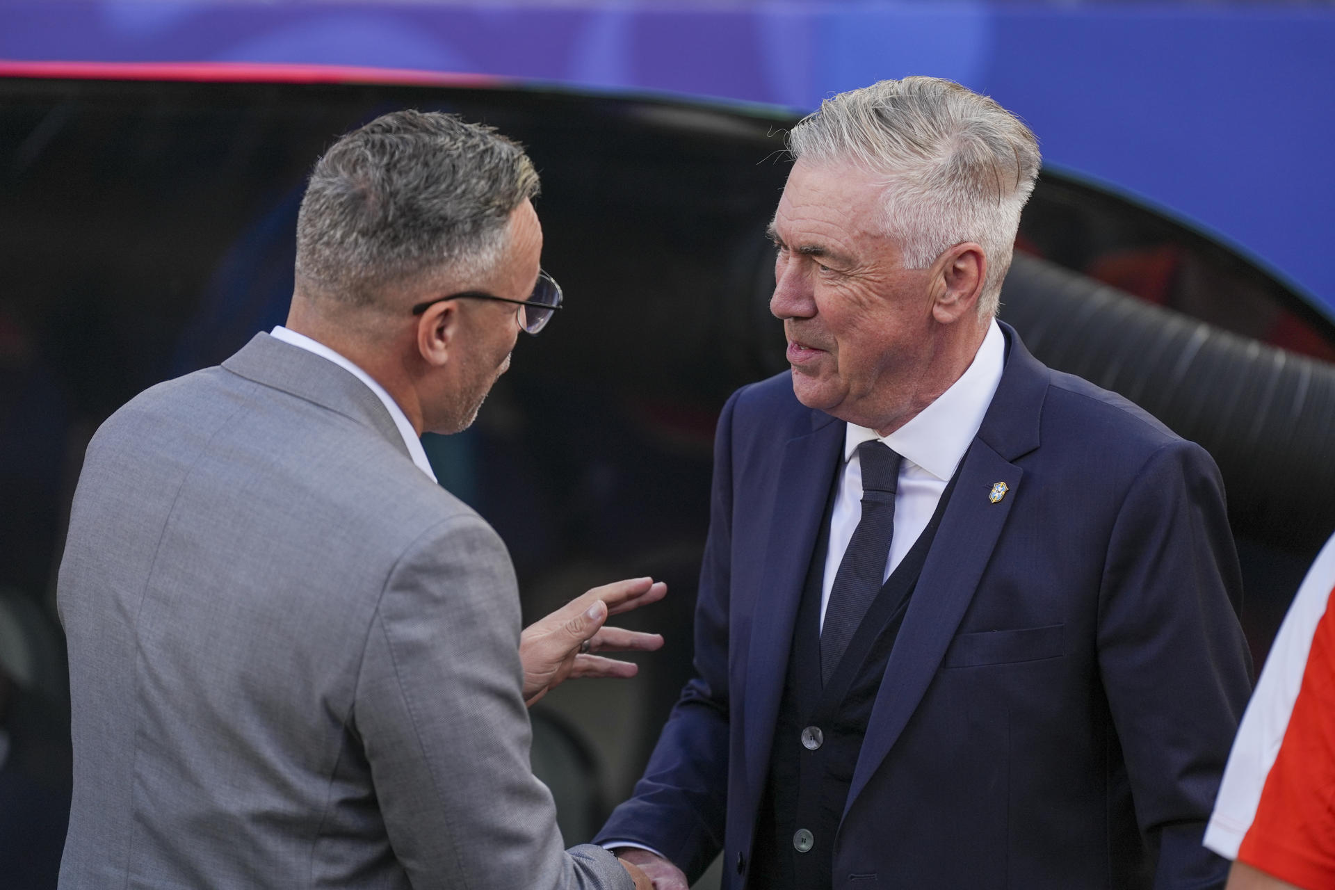 El seleccionador de Brasil, Carlo Ancelotti (d), saluda a su par de Marruecos, Mohamed Ouahbi (i) este sábado antes del partido entre ambas selecciones que culminó con empate a un gol en el inicio del Grupo C del Mundial 2026. EFE/ Ángel Colmenares