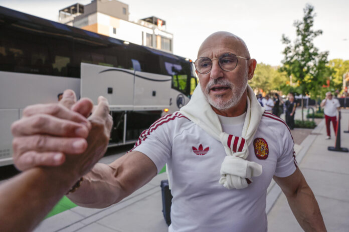 El seleccionador de España, Luis de la Fuente, saluda a su salida hacia Atlanta, en Chattanooga (Estados Unidos). EFE/Lavandeira Jr
