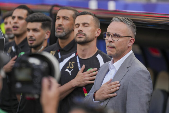 El seleccionador de Marruecos (d), Mohamed Ouahbi, reacciona este sábado durante un partido del Grupo C del Mundial 2026 ante Brasil en el estadio MetLife en Nueva Jersey EFE/ Ángel Colmenares
