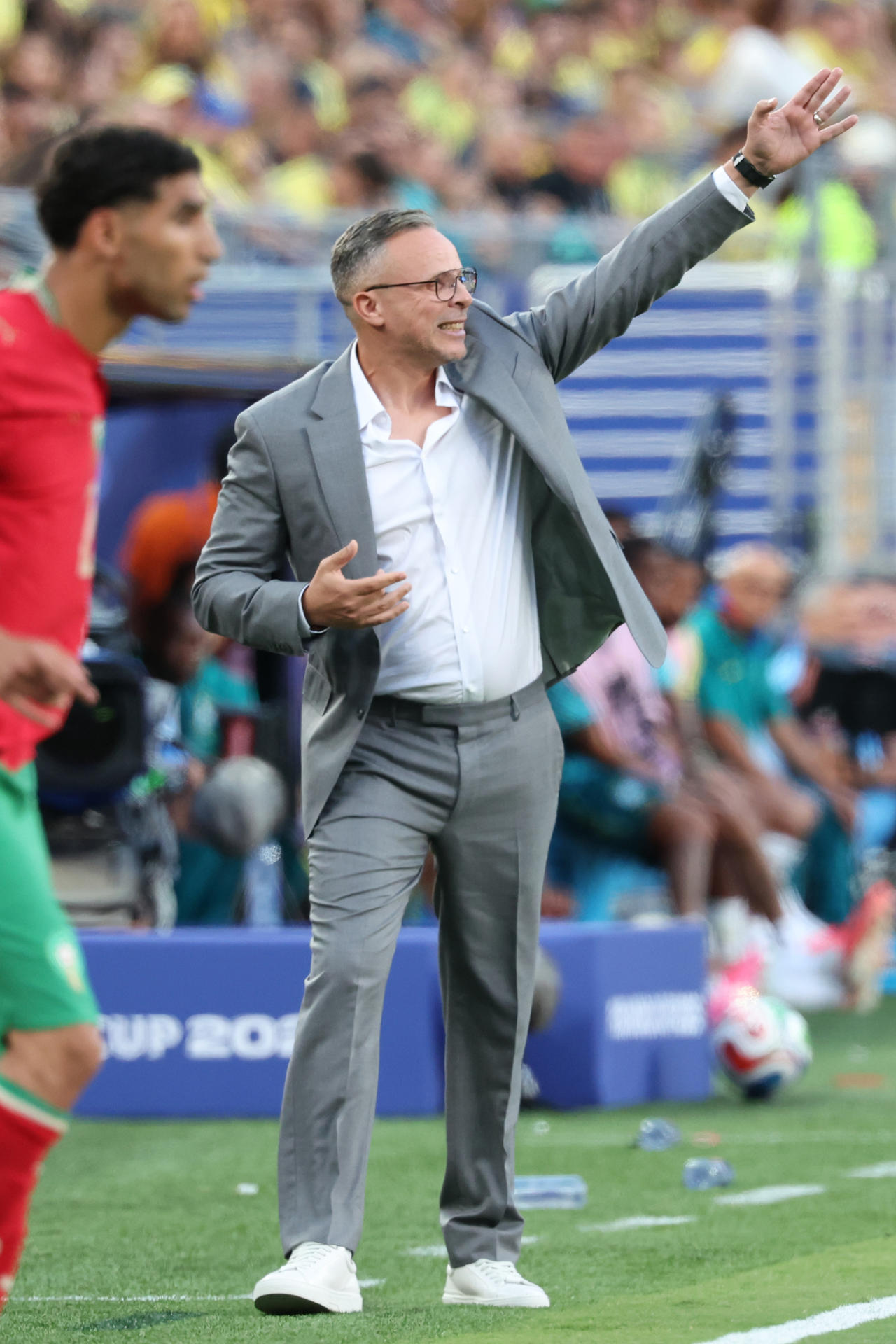 El seleccionador de Marruecos, Mohamed Ouahbi, dirige este sábado en un partido del Grupo C del Mundial 2026 ante Brasil en el estadio MetLife en Nueva Jersey. EFE/ Sebastiao Moreira

