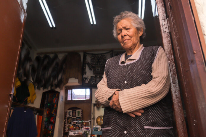 Alcira Cándia habla durante una entrevista con la agencia EFE este sábado, desde su puesto de venta en la calle de las Brujas, en La Paz (Bolivia). EFE/ Gabriel Márquez
