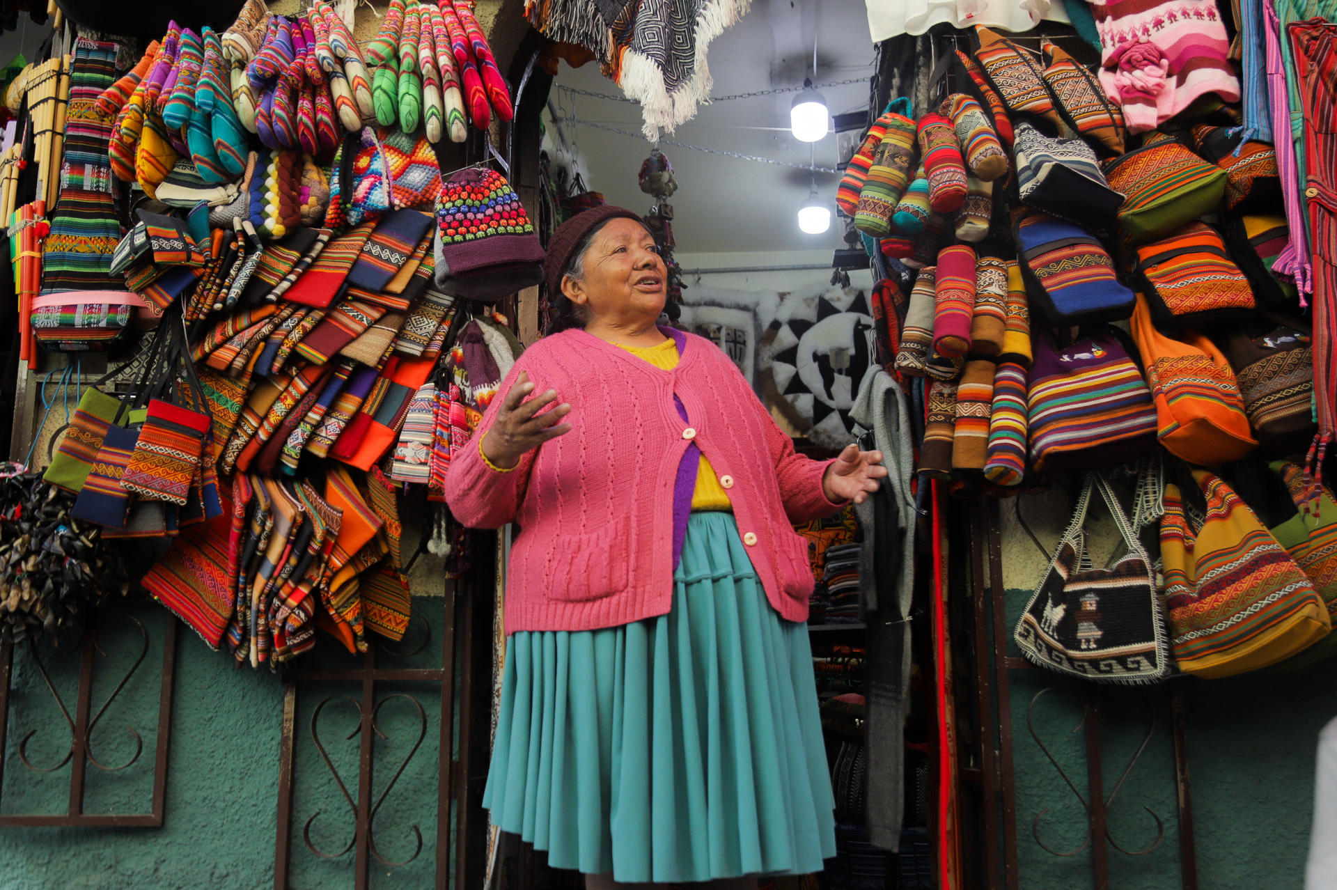 Justina López habla durante una entrevista con la agencia EFE este sábado, desde su puesto de venta en la calle de las Brujas, en La Paz (Bolivia). EFE/ Gabriel Márquez
