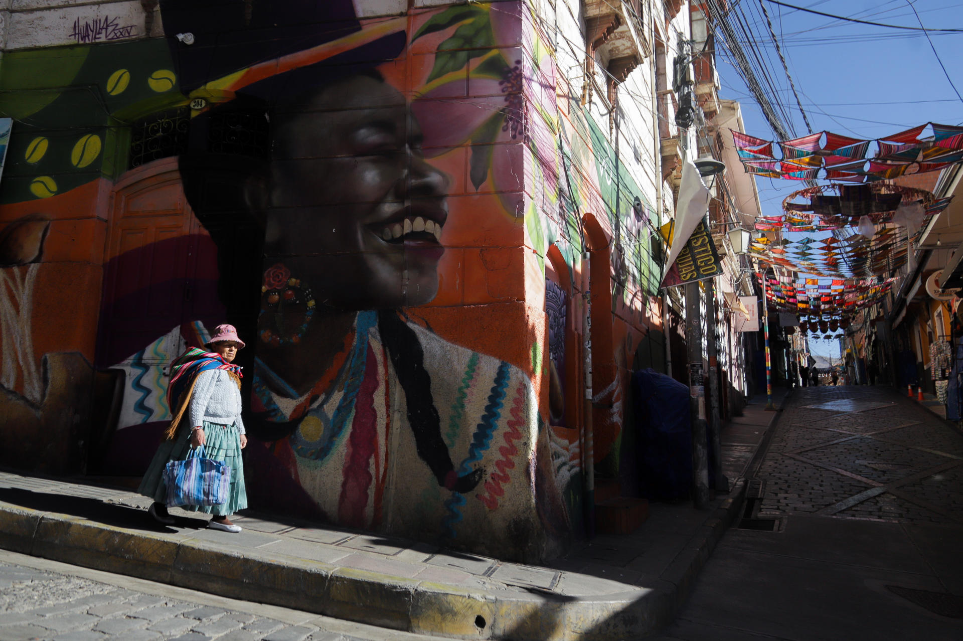 Una mujer aimara camina por la calle de las Brujas este sábado, en La Paz (Bolivia).EFE/ Gabriel Márquez
