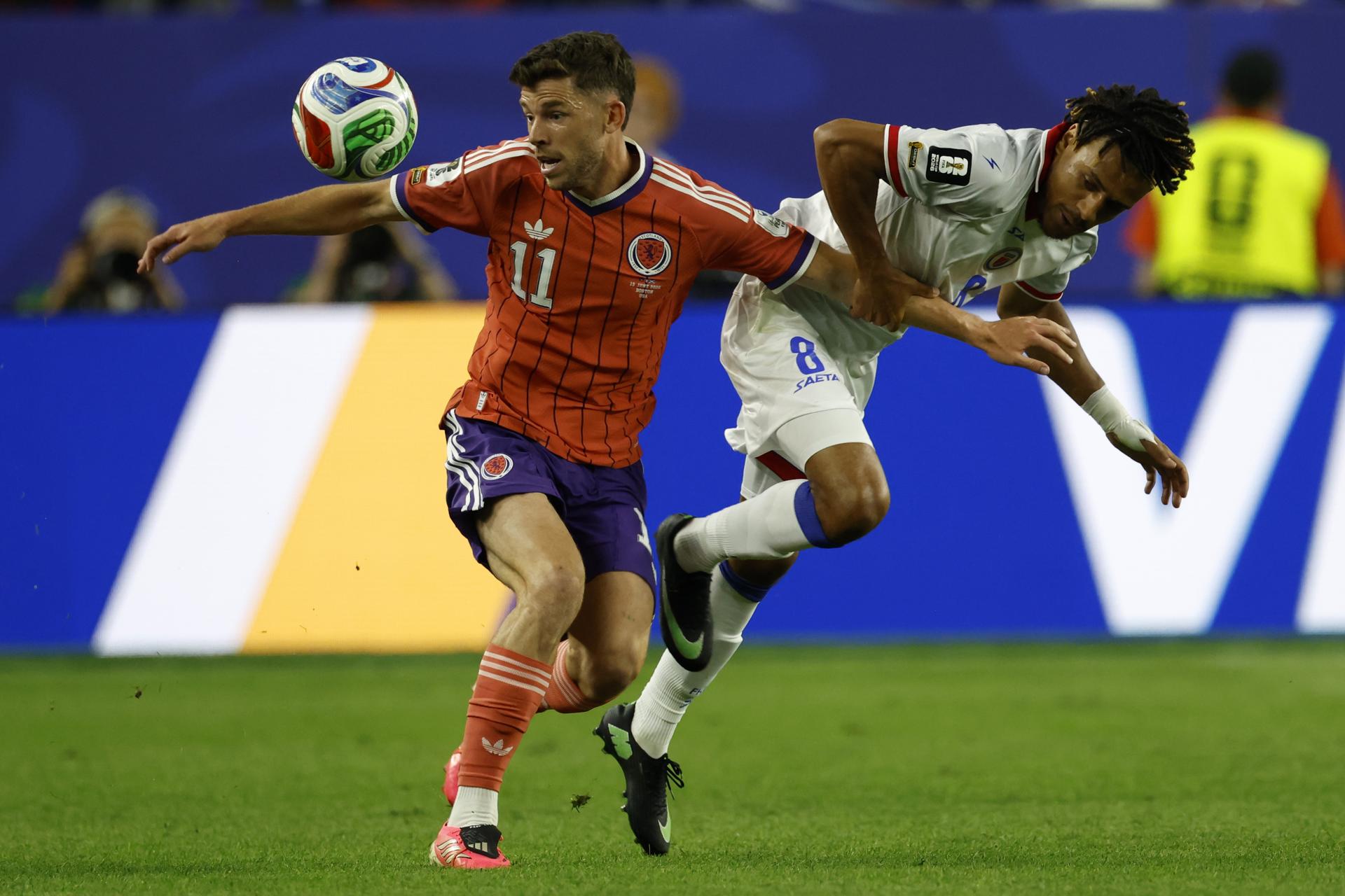 Ryan Christie, de Escocia (i), en acción contra Martin Expérience, de Haití (d), durante el partido de la fase de grupos de la Copa Mundial de la FIFA 2026 entre Escocia y Haití en Foxborough, Massachusetts (EE.UU.). EFE/GREG M. COOPER
