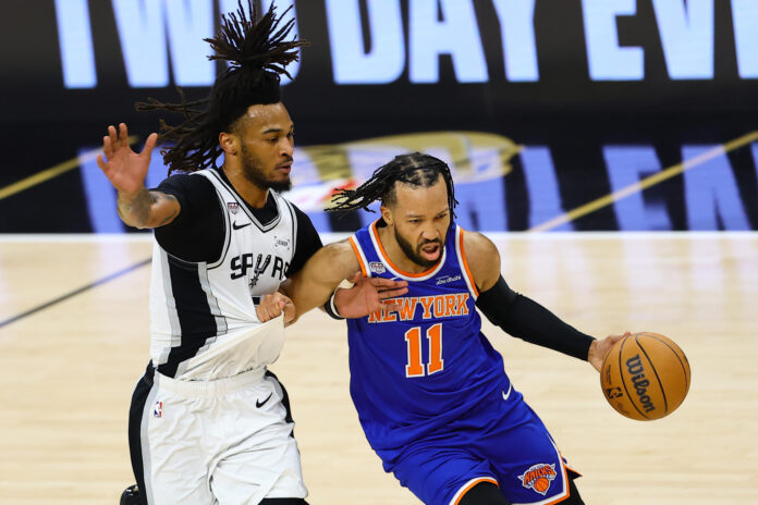 Jalen Brunson (d), de los Knicks, controla el balón en el quinto juego de las finales de la NBA entre San Antonio Spurs y New York Knicks en el Frost Bank Center de San Antonio (Estados Unidos). EFE/ Carlos Ramírez
