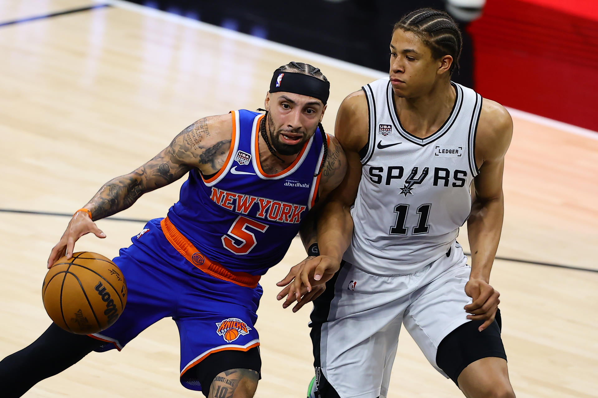 Carter Bryant (d),. de los Spurs, disputa el balón con José Alvarado, de los Knicks, en el quinto juego de las finales de la NBA entre San Antonio Spurs y New York Knicks en el Frost Bank Center de San Antonio (Estados Unidos). EFE/ Carlos Ramírez