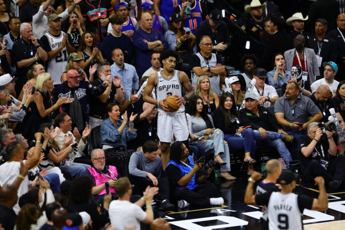 Los jugadores de los New York Knicks celebran este sábado la conquista del título de la NBA por primera vez en 53 años, con otra maciza remontada, esta vez de 16 puntos sobre los San Antonio Spurs (94-90) bajo la batuta de un Jalen Brunson estelar, que con sus 45 puntos, aseguró el anillo para los neoyorquinos y se erigió como el Jugador Mejor Valorado. EFE/ Carlos Ramírez
