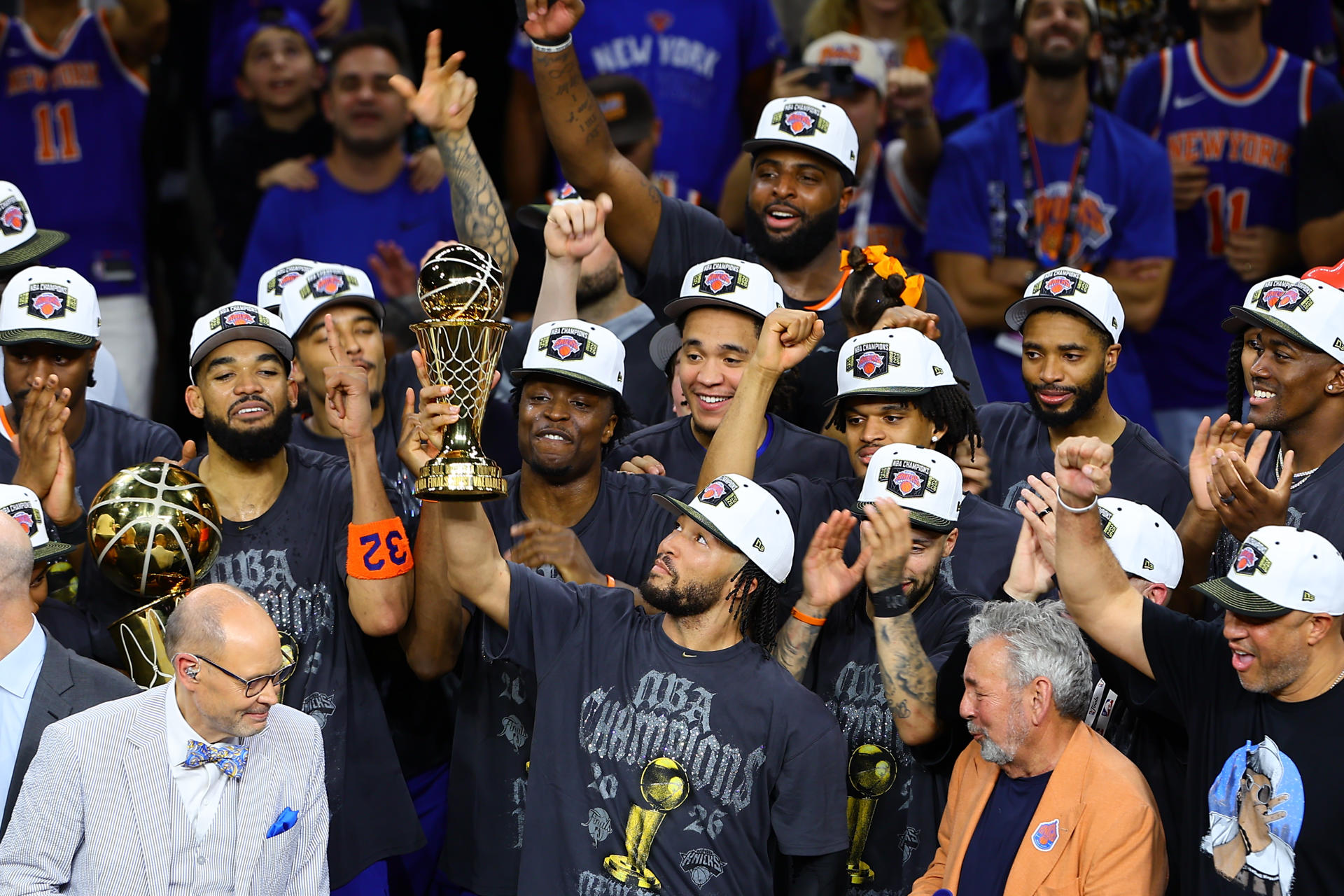 Los jugadores de los New York Knicks celebran este sábado la conquista del título de la NBA por primera vez en 53 años, con otra maciza remontada, esta vez de 16 puntos sobre los San Antonio Spurs (94-90) bajo la batuta de un Jalen Brunson estelar, que con sus 45 puntos, aseguró el anillo para los neoyorquinos y se erigió como el Jugador Mejor Valorado. EFE/ Carlos Ramírez