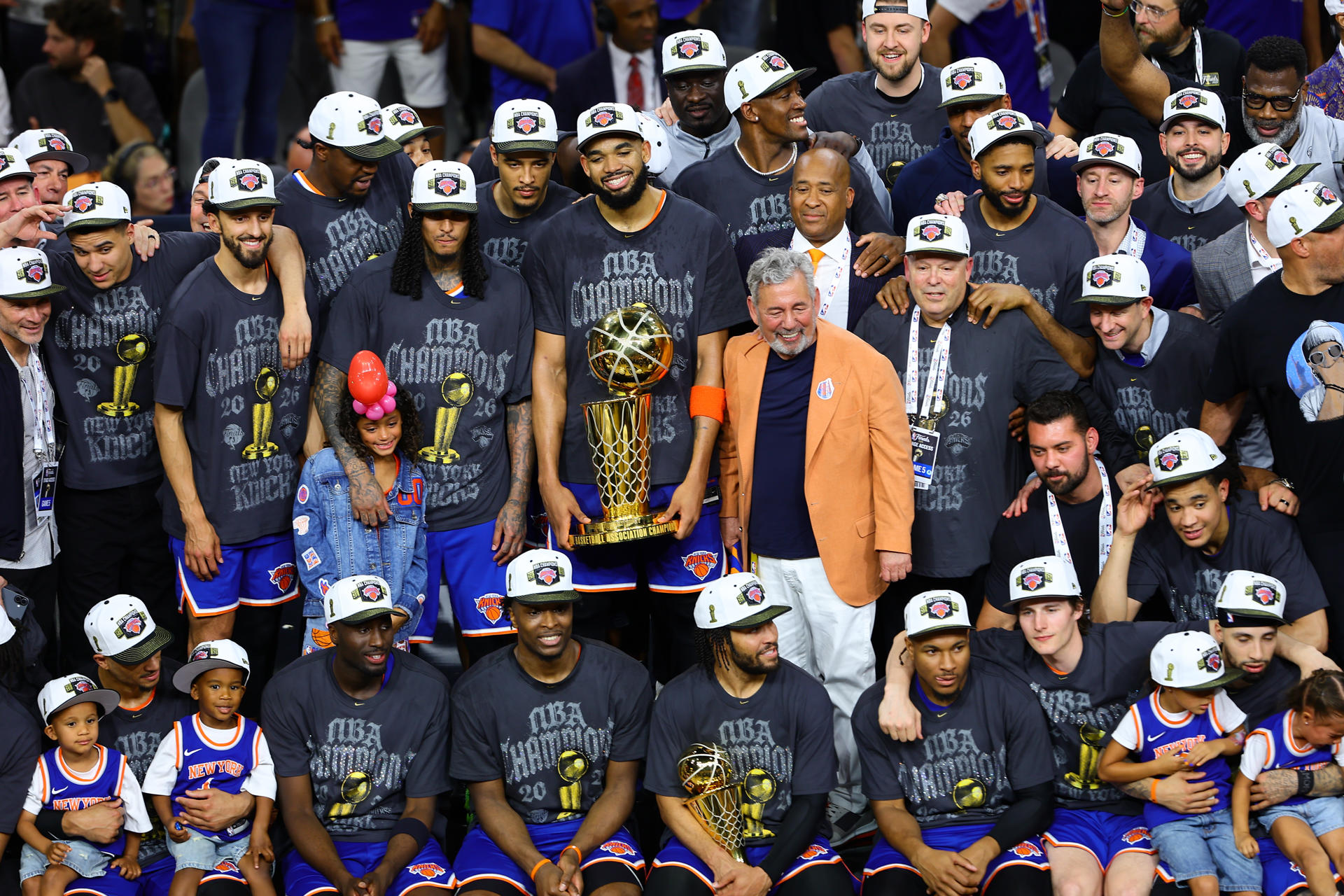 Los jugadores de los New York Knicks celebran este sábado la conquista del título de la NBA por primera vez en 53 años, con otra maciza remontada, esta vez de 16 puntos sobre los San Antonio Spurs (94-90) bajo la batuta de un Jalen Brunson estelar, que con sus 45 puntos, aseguró el anillo para los neoyorquinos y se erigió como el Jugador Mejor Valorado. EFE/ Carlos Ramírez
