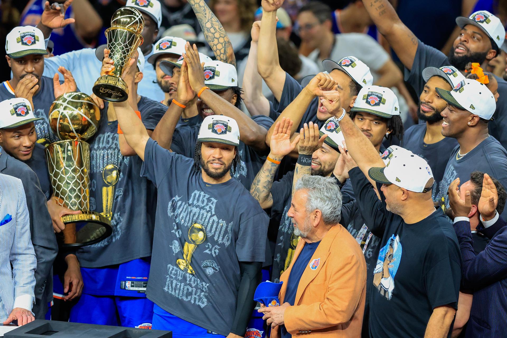 Jalen Brunson (c) exhibe el trofeo al Jugador Mejor Valorado de las Finales de la NBA después de conducir a los New York Knicks a su primer campeonato en más de medio siglo. EFE/ Carlos Ramírez
