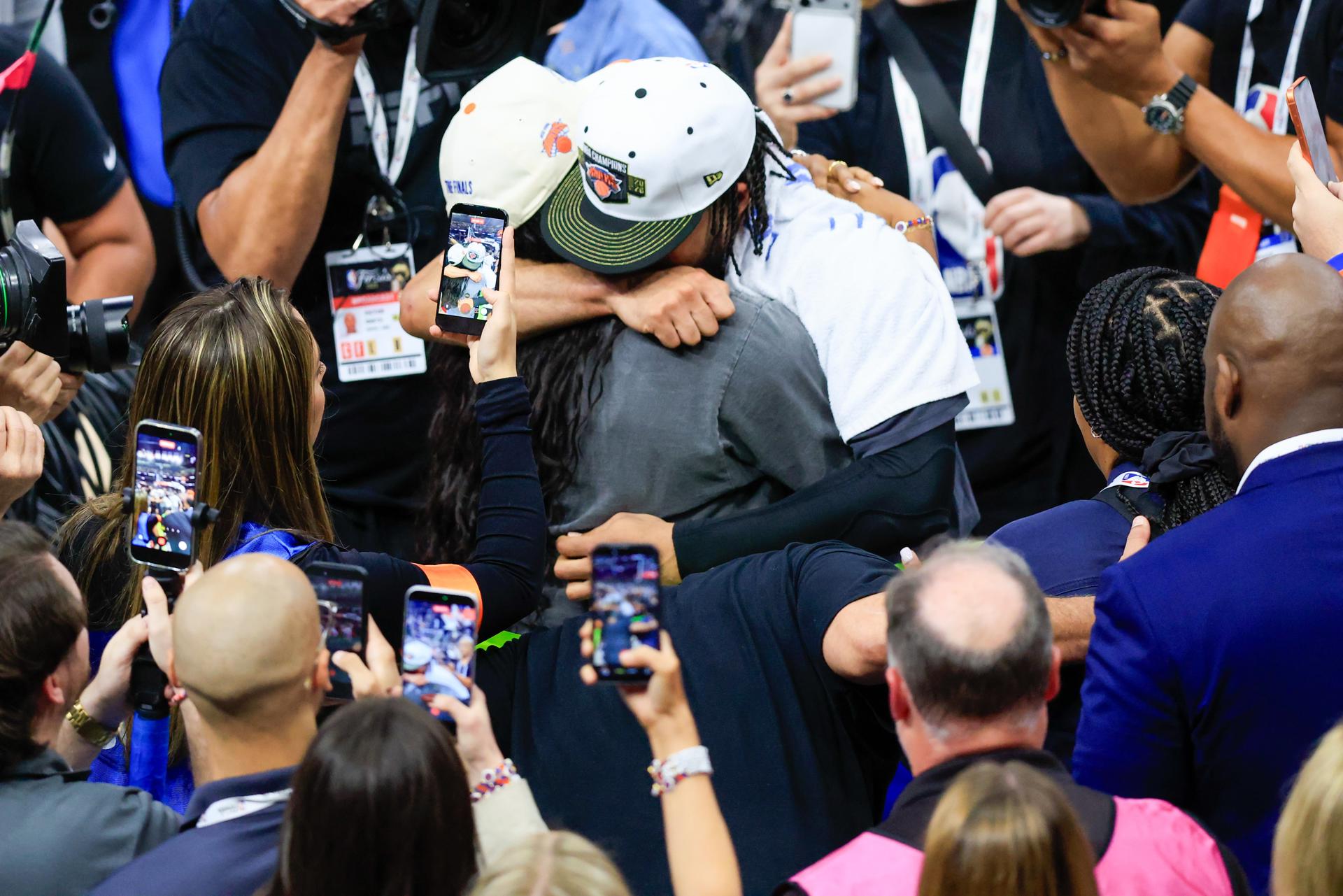 Jalen Brunson (c) llora de emoción tras ser proclamado el Jugador Mejor Valorado de las Finales de la NBA en las que condujo a los New York Knicks a su primer campeonato en más de medio siglo. EFE/ Carlos Ramírez
