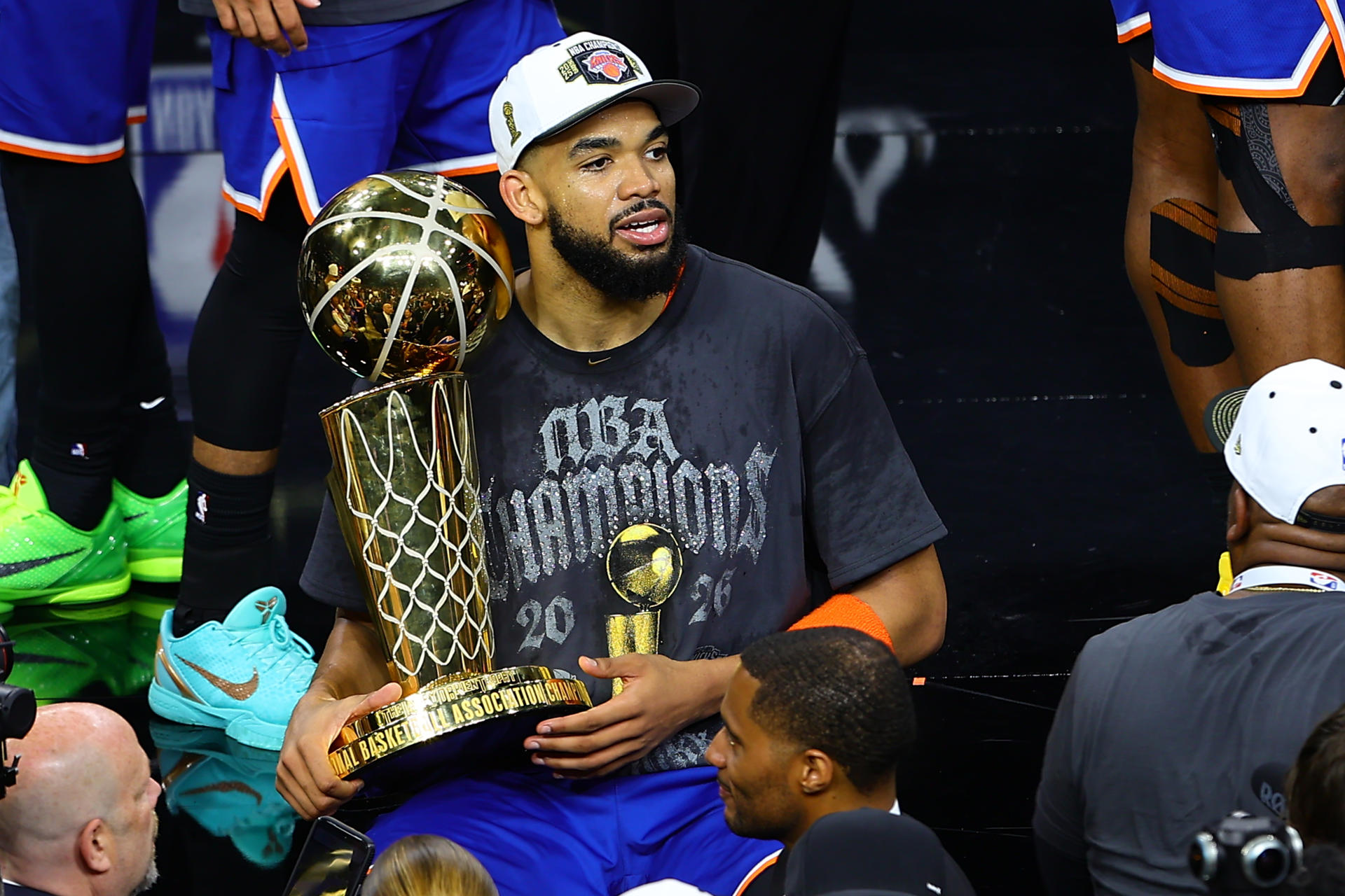 El dominicano Karl-Anthony Towns exhibe el trofeo al campeón de la NBA conquistado este sábado por los New York Knicks. EFE/EPA/ADAM DAVIS SHUTTERSTOCK OUT