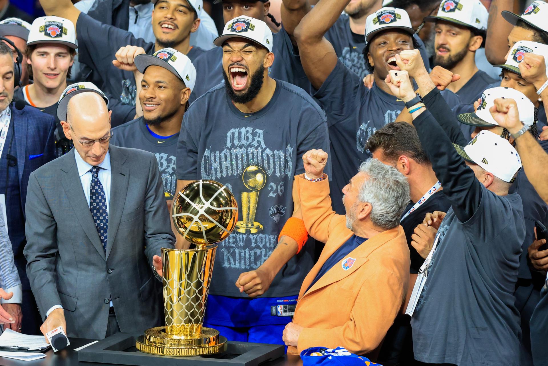 El dominicano Karl-Anthony Towns (c) exhibe el trofeo al campeón de la NBA conquistado este sábado por los New York Knicks. EFE/EPA/ADAM DAVIS SHUTTERSTOCK OUT