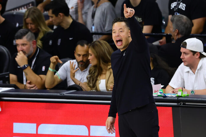 El entrenador de San Antonio Spurs, Mitch Johnson, se declaró este sábado afectado al perder las Finales NBA ante New York Knicks, pero destacó que sus jugadores resistieron con 