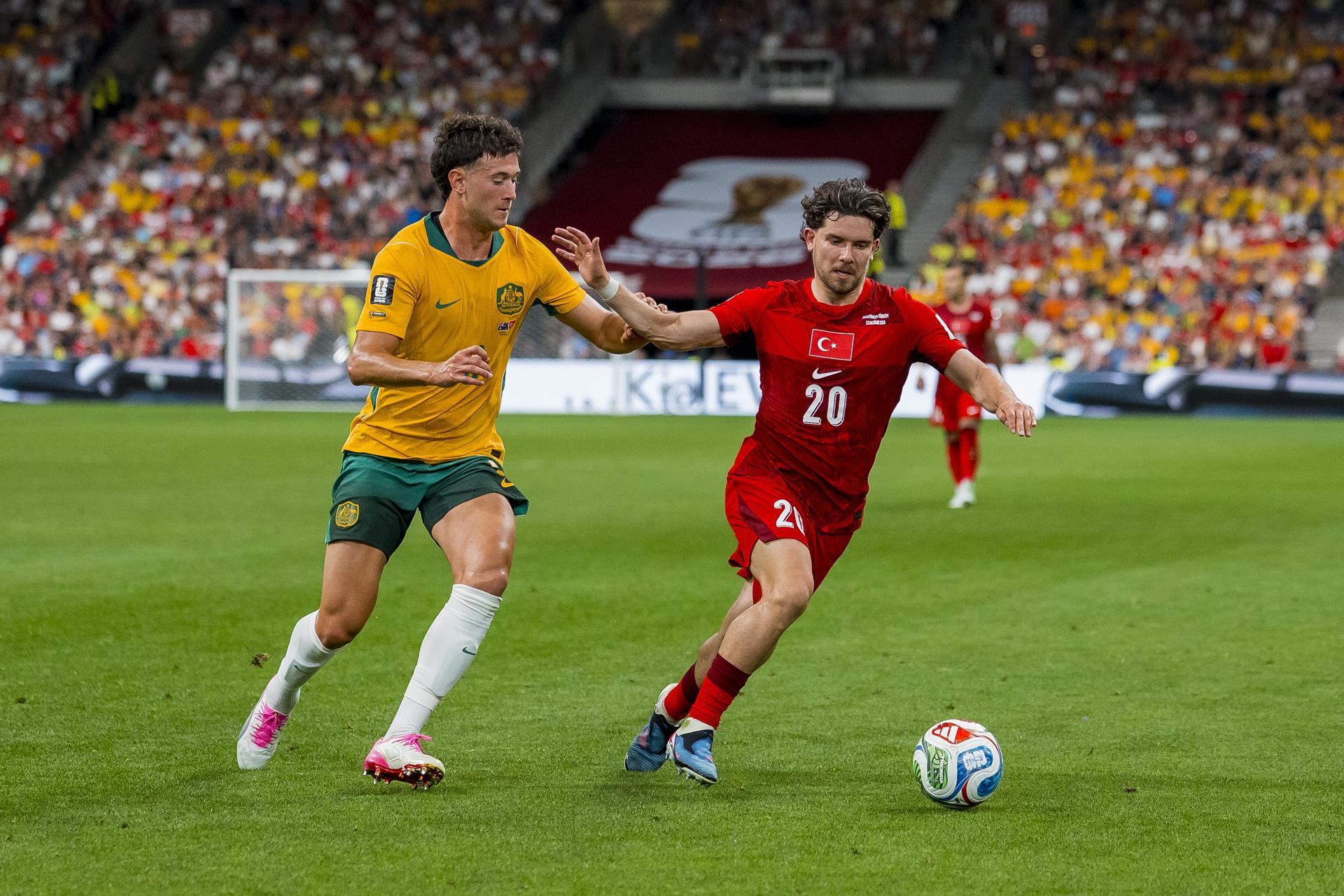 Alessandro Circati de Australia y Ferdi Kadioglu de Turquía en acción durante la primera mitad del partido de la fase de grupos de la Copa Mundial de la FIFA 2026 entre Australia y Turquía, Vancouver, Canadá. EFE/EPA/BOB FRID