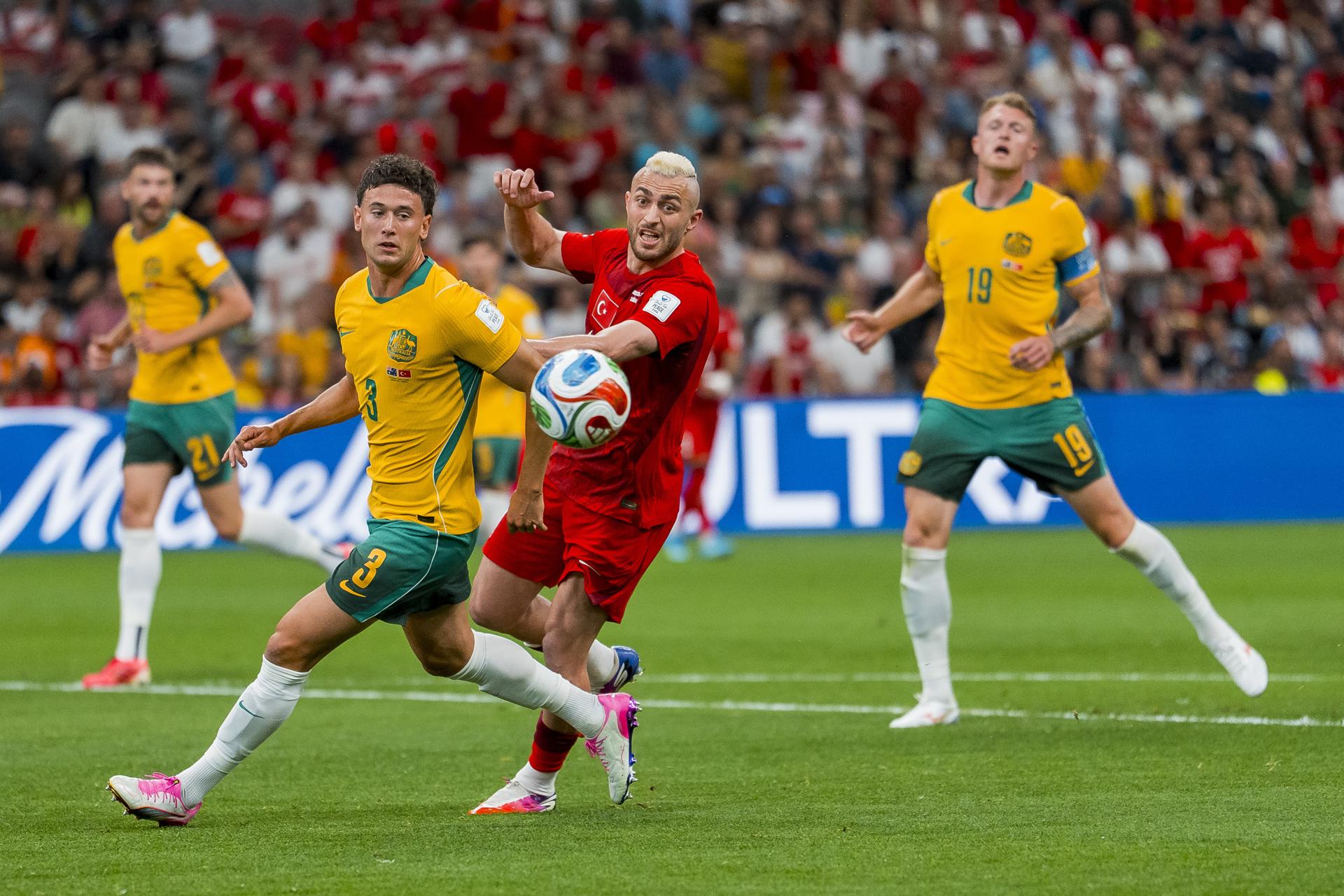 Alessandro Circati (I) de Australia y Baris Alper Yilmaz (C) de Turquía en acción durante la primera mitad del partido de la fase de grupos de la Copa Mundial de la FIFA 2026 entre Australia y Turquía, Vancouver, Canadá. EFE/EPA/BOB FRID