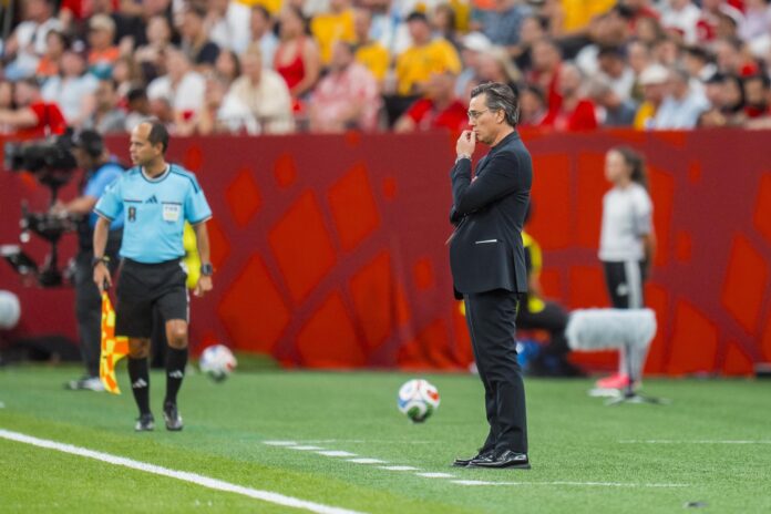 El seleccionador de Turquía Vincenzo Montella observa el juego en la primera parte durante el partido de la fase de grupos de la Copa Mundial de la FIFA 2026 entre Australia y Turquía, en Vancouver, Canadá. EFE/EPA/BOB FRID
