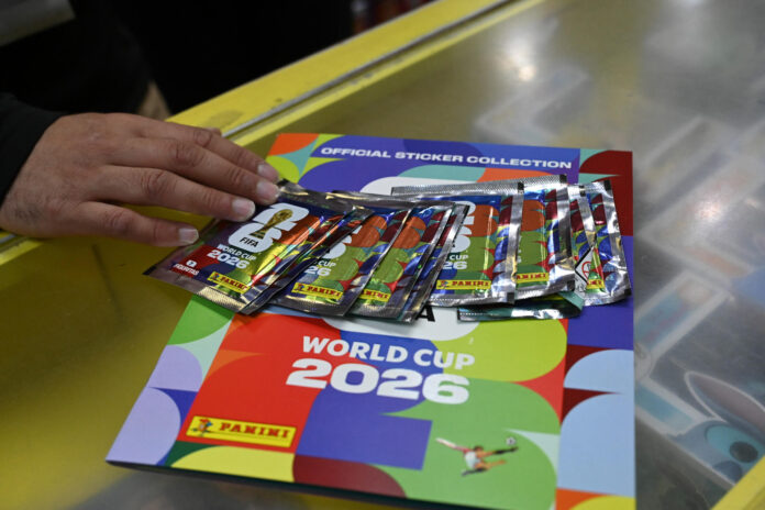 Una persona muestra paquetes de cromos y el álbum del Mundial 2026. EFE/Federico Gutiérrez
