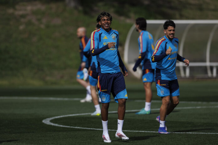 En la imagen de archivo, Lamine Yamal, durante entrenamiento de la selección española de fútbol en la Ciudad de Fútbol de Las Rozas (Madrid) para ultimar su preparación de cara al partido amistoso frente a Serbia con vistas al Mundial 2026. EFE/Rodrigo Jimenez
