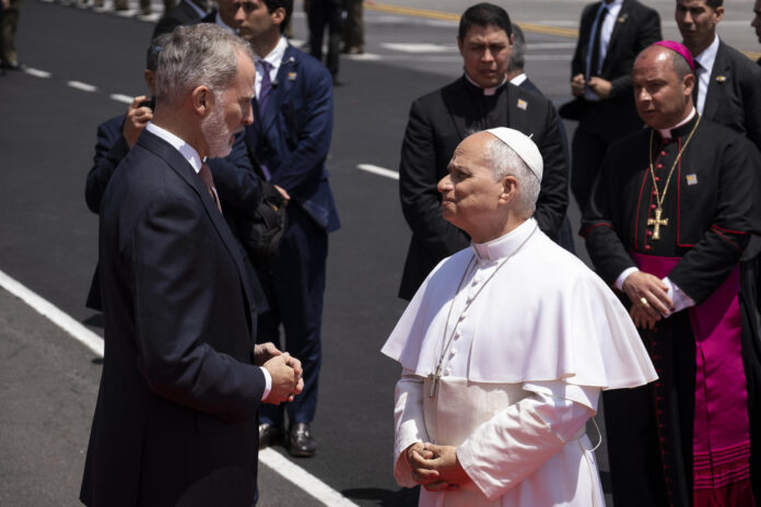 El rey Felipe VI y el papa León XIV este 12 de junio en el aeropuerto Tenerife Norte. EFE/ Alberto Valdés
