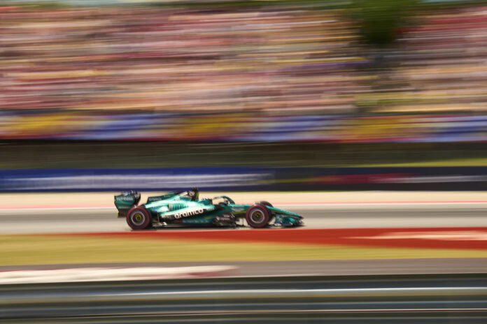 El piloto español de Fórmula Uno Fernando Alonso, de la escudería Aston Martin, en las sesiones de entrenamientos libres del Gran Premio de Fórmula 1 de Barcelona-Cataluña en el Circuit de Barcelona-Catalunya . EFE/Alejandro García
