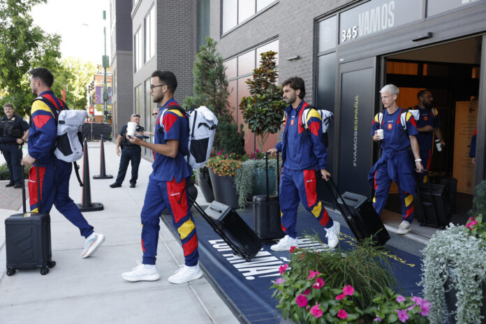 Jugadores de la selección española durante su salida hacia Atlanta, en Chattanooga (Estados Unidos). EFE/ Lavandeira Jr
