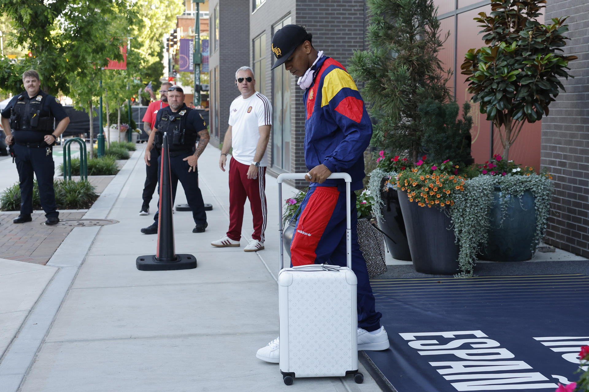 El jugador de la selección española Lamine Yamal camina durante su salida hacia Atlanta, en Chattanooga (Estados Unidos). EFE/ Lavandeira Jr
