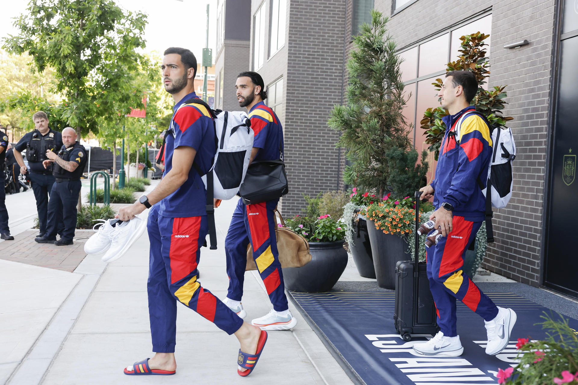 Jugadores de la selección española durante su salida hacia Atlanta, en Chattanooga (Estados Unidos). EFE/ Lavandeira Jr

