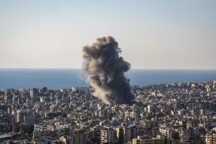 Una columna de humo se eleva tras ataques israelíes en el suburbio sur de Dahye en Beirut en una imagen reciente. EFE/ Edgar Gutiérrez
