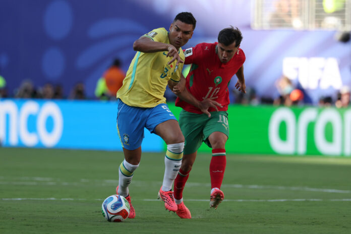 Carlos Casemiro (i) de Brasil disputa el balón con Brahim Diaz de Marruecos durante un partido del grupo C del Mundial de la FIFA 2026 entre Brasil y Marruecos en el estadio MetLife en Nueva Jersey (Estados Unidos). EFE/ Sebastiao Moreira
