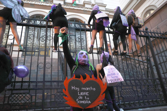 Fotografía de archivo, tomada el pasado 6 de marzo, en la que se captó a un grupo de mujeres al protestar en contra de la violencia machista, durante la conmemoración del Día Internacional de la Mujer, en La Paz (Bolivia). EFE/Luis Gandarillas
