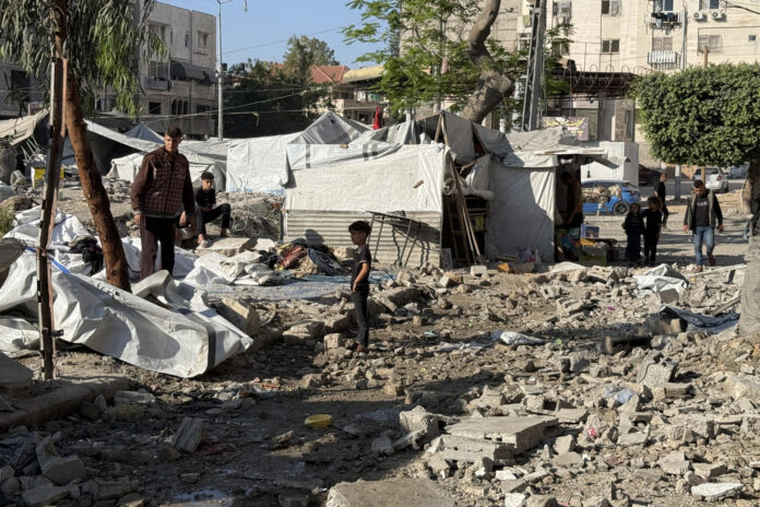 Foto de una vivienda en el centro de la ciudad de Gaza tras un ataque del Ejército israelí. EFE/ Ahmad Awad
