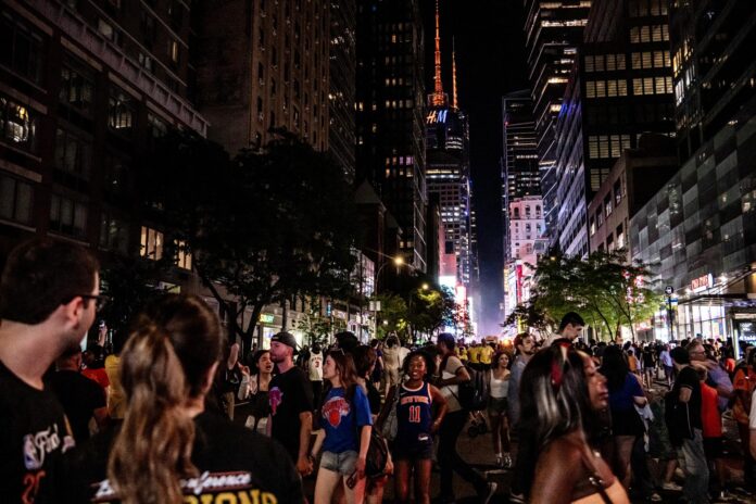 Un total de 63 personas fueron detenidas este domingo en Nueva York durante las celebraciones por la victoria de los Knicks en la NBA, según confirmó a EFE el Departamento de Policía de la ciudad (NYPD, inglés). EFE/EPA/LAURA BRETT

