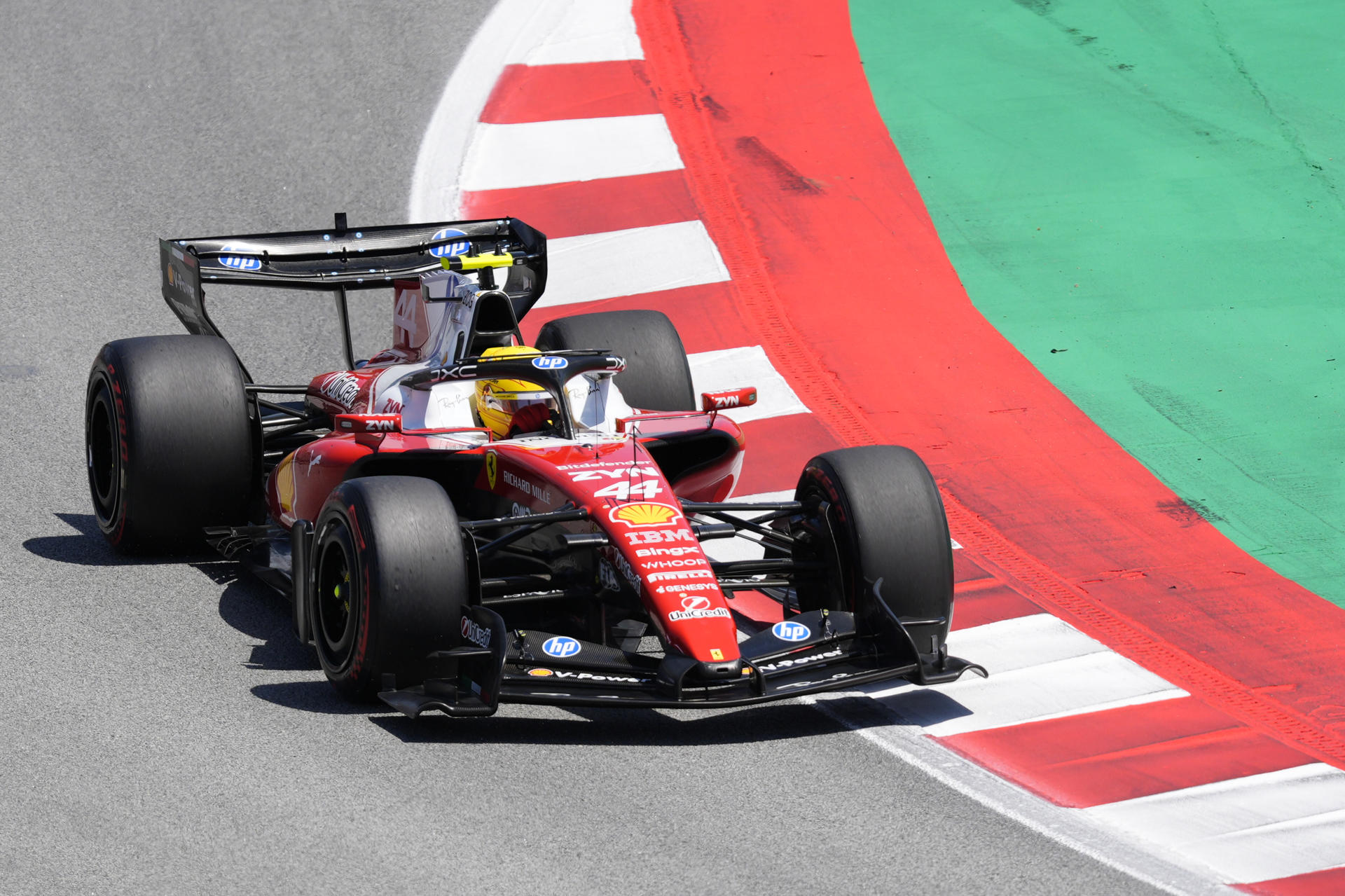 El piloto británico de Ferrari Lewis Hamilton durante el Gran Premio de Barcelona-Cataluña de Fórmula 1, este domingo. EFE/Siu Wu
